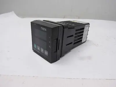 Trine 93BB-1DD0-00AS Temperature Controller Green Red Display 100-240V