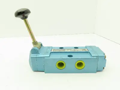Honeywell Skinner S4LOMCX4 Directional Control Spool Valve 5 Port 3 Pos 1/2"NPT