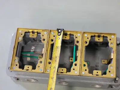 USED HUBBELL B4333