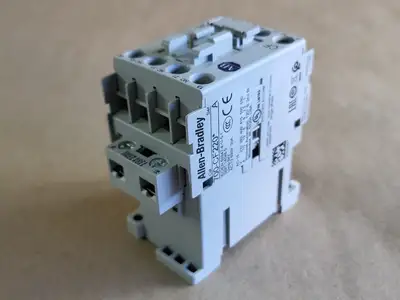 NEW ALLEN-BRADLEY 700-CF220