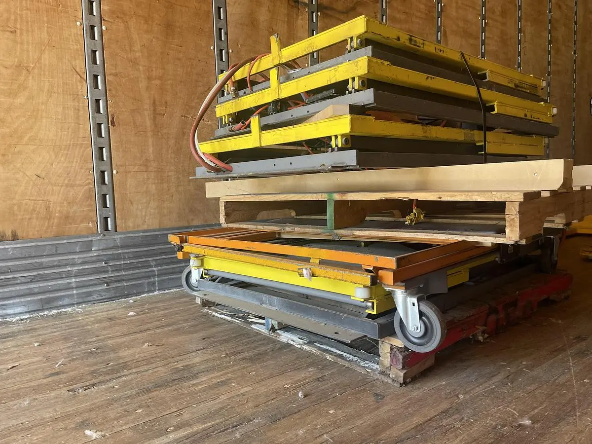 LOT OF 5 LIGHT DUTY PNUEMATIC SCISSOR LIFTS