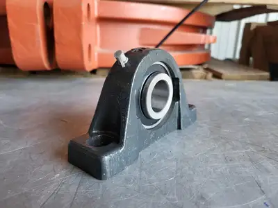 Pillow Block Housing w/ UC207-20 Bearing