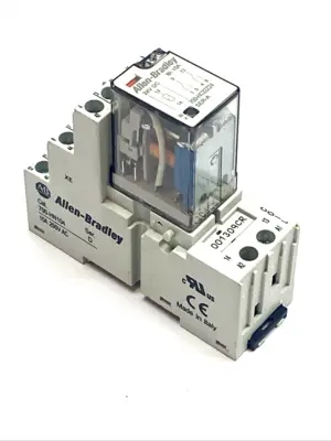 USED ALLEN-BRADLEY 24V DC RELAY W/ 700‑HN104 14‑BLADE SOCKET BASE