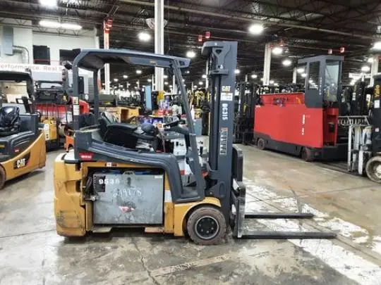 Used 2019 CATERPILLAR 2ET4000 3-Wheel Stand up Electric Counterbalance Forklifts | Russell Equipment #724050