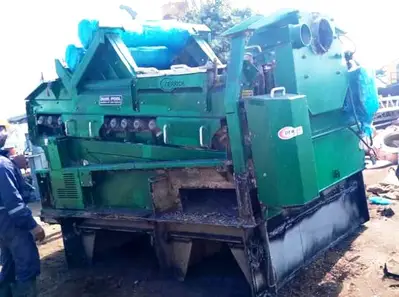 (3) Derrick DP-628 VE dual pool shale shakers.