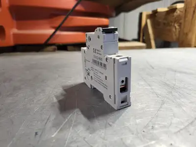 NEW SIEMENS 5SJ4102-8HG40