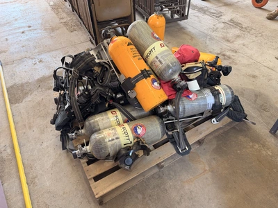 Used PALLET OF SCOTT AIR PAKS AND HARNESSES _UNKNOWN_ Respirators / Ventilators Michigan US | Miedema Asset Management Group #1395962