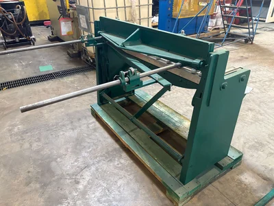 Pre-owned TENNSMITH FOOT SHEAR 16 ga. capacity, MODEL 52