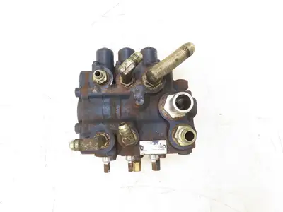 Toyota 67720-15301-71-B Hydraulic 3-Spool Forklift Mast Control Valve Off 5FBE15