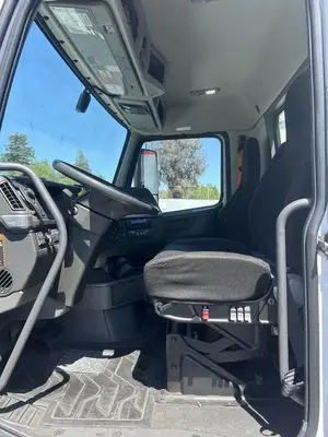 USED 2022 VOLVO VNR42T300