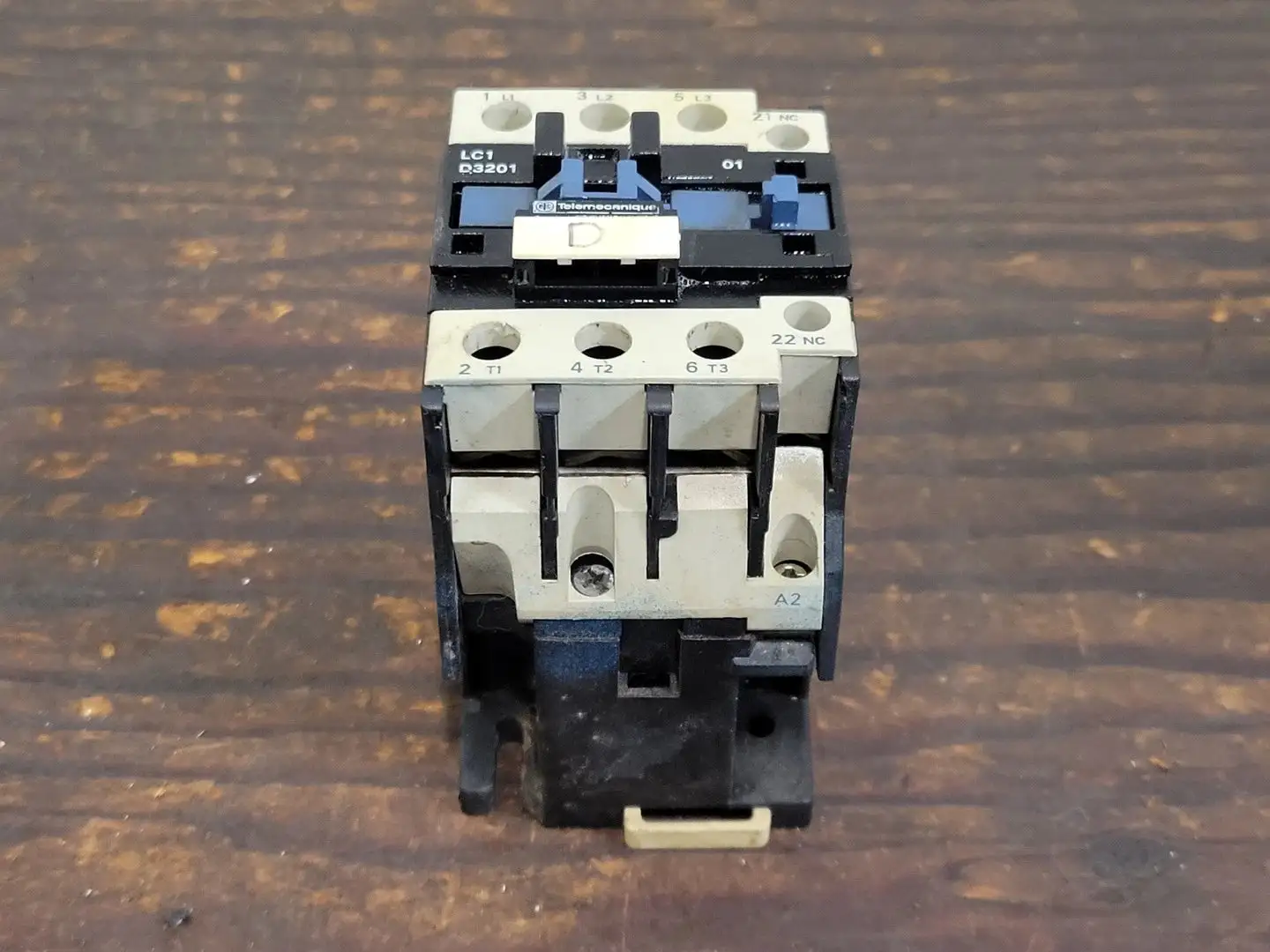 USED TELEMECANIQUE LC1D3201F7