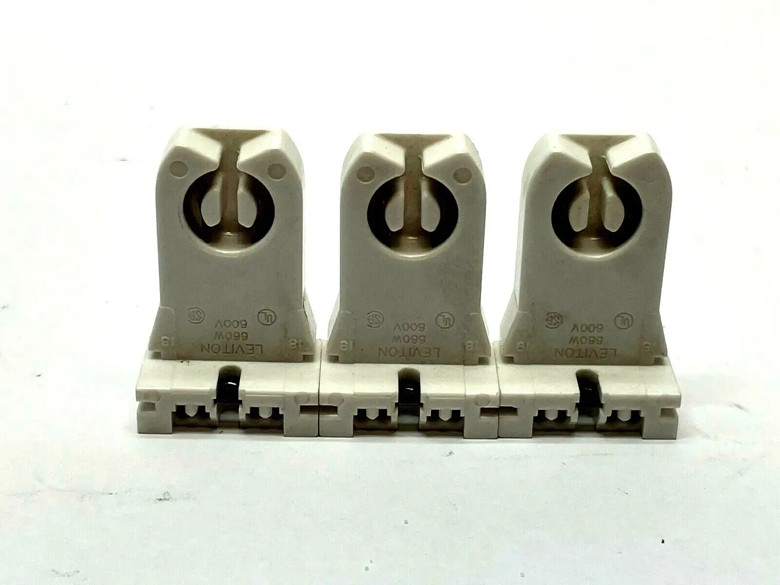 104-13357 | Leviton  Turn Type Lamp Holder 600V 660W LOT OF 3 - New – Open box