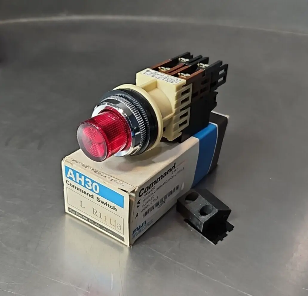 FUJI ELECTRIC AH30-L-G11L3 Command Switch. Loc4E-28
