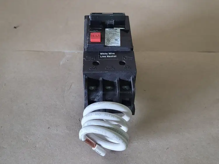 Used SIEMENS QE215H Switchgears British Columbia CA | Lenmark #239079