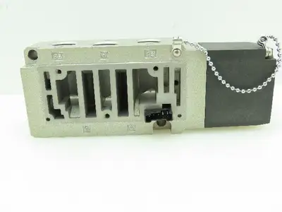 SMC SPF0281R-03-D Pneumatic Solenoid Valve Subplate 3/8"NPT  4/5 Port LOT OF 5
