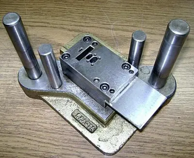 1573-390 Stamping Press Tool And Die To Make Triple Row Slim Cap .290mm