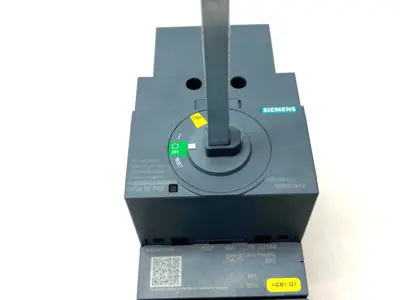 USED SIEMENS CIRCUIT BREAKER 3-POLE W/ ACCESSORY
