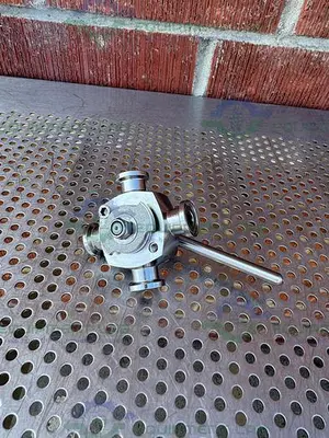 USED GE HEALTHCARE SALVI DN10 1015 4-WAY 316 VALVE 18-1012-57 W/1.2" SANITARY FITTING