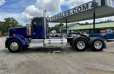 USED 2025 KENWORTH W900