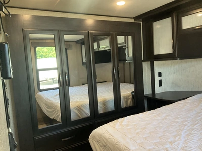 Used 2018 MOMENTUM 395M Campers, Caravans, Motorhomes Michigan US | Miedema Asset Management Group #1334425
