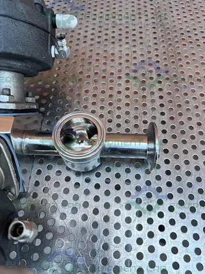 USED ITT PURE FLO ADVANTAGE 4 - WAY DIAPHRAGM VALVE W/ 1" SANITARY FITTING