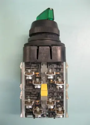 Allen-Bradley 800H-16JRG2KB7AX Green Illuminated Selector Switch 2 Contacts H4