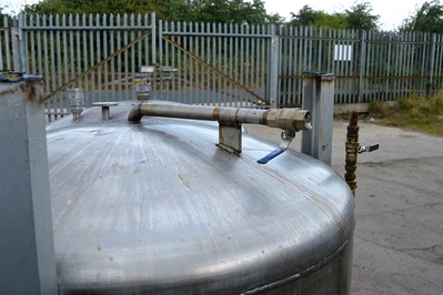 1000L S/S Vertical Enclosed Tank