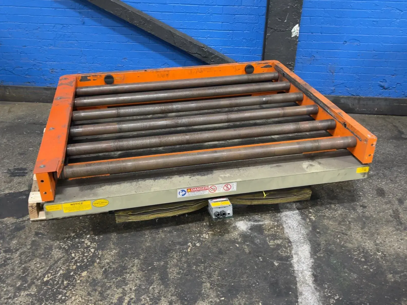 Southworth 2000 Lbs Powered Roller Conveyor Lift Table