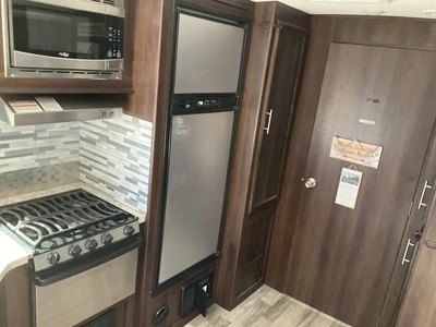 USED 2018 WHITE HAWK 23MRB