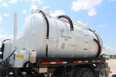 Used 2019 VOLVO VHD64B200 Vacuum Truck Texas US | Roll Off Truck World #1491991