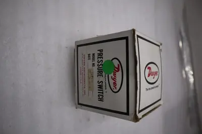 DWYER SERIES 1800 PRESSURE SWITCH 1823-0 - NEW IN BOX - STOCK 3128CC