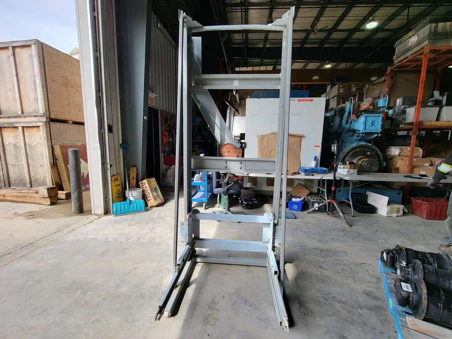 Power/Vac Switchgear Lift Truck 850 lbs