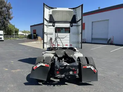 USED 2022 VOLVO VNR42T300