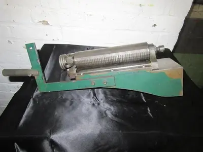 1863-385 RARE ANTIQUE ~ Straight Line Engine Turning Cylindrical Indexing Pattern Bar Holder With 14 Patterns