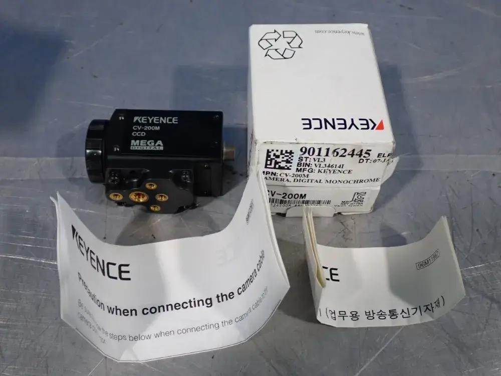 NEW KEYENCE CV200M