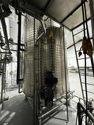 2500 Gallon Tank – 2 of 3
