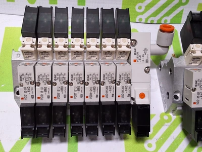 SMC PNEUMATIC 7X SOLENOID VALVE MANIFOLD VQZ235-6LO WITH 7 PORTS
