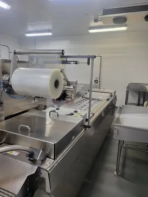 USED M U L T I V A C   PACKAGING MACHINE MODEL F 100 M U L T I V A C   PACKAGING MACHINE MODEL F 100