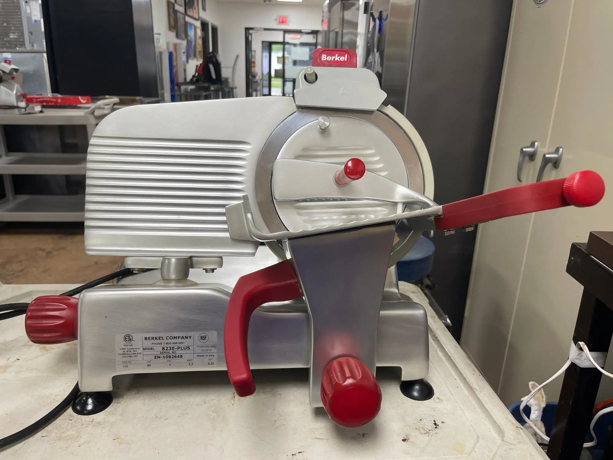 Used Berkel Used Berkel 823E-PLUS 9" Manual Deli Meat Cheese Slicer 120V Slicers / Dicers / Cutters Illinois US | Falcon Restaurant Supply #1375483