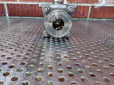 USED PBM SIC-E5X-D-F04D STAINLESS STEEL BALL VALVE W/ 1" SANITARY FITTING