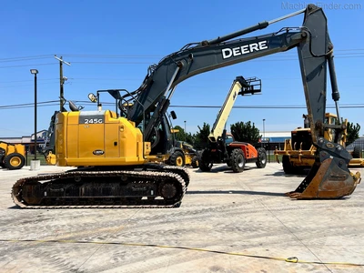 USED 2017 Deere 245G LC