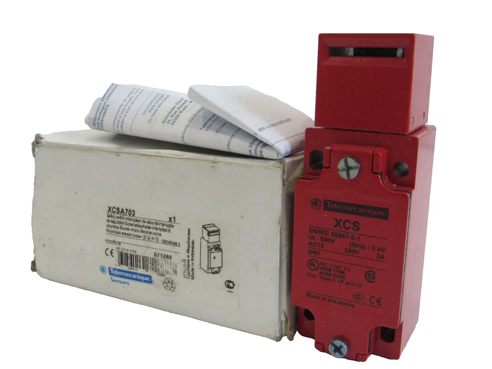 NEW TELEMECANIQUE XCSA703 SAFETY SWITCH