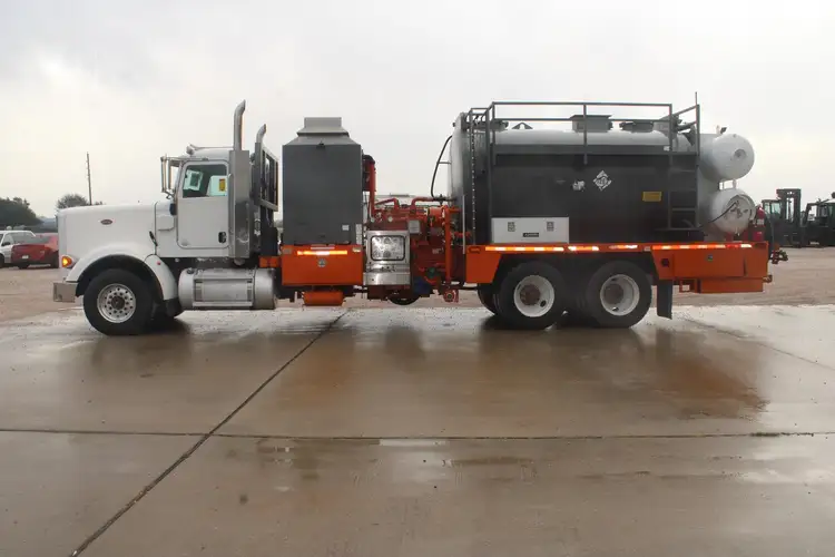 Used 2014 PETERBILT 367 Tanker trucks Texas US | Roll Off Truck World #1491934