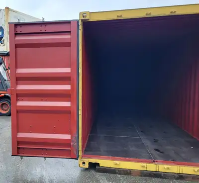40 ft Standard Shipping Container - BURU6101248
