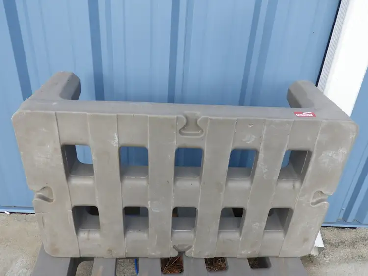 Used Metro Used METRO Dunnage Rack 12 in x 22 in x 36 in, Polymer, 1,500lb Load Capacity Racks/Shelving Illinois US | Falcon Restaurant Supply #1376598