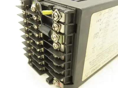 Honeywell UDC3300  Digital Temperature Controller DC330B-KE-000-20-000000-00-0
