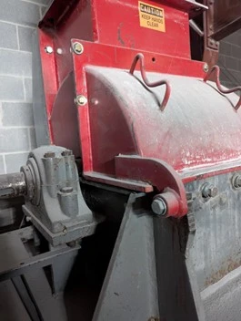 USED HOG  GRINDER 100 HP  15" X 18" OPENING