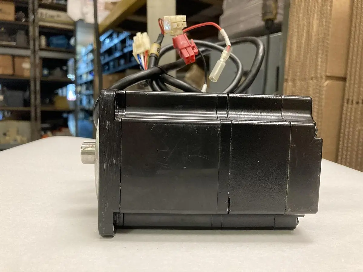 USED YASKAWA SGMPH-04A1A-YR61