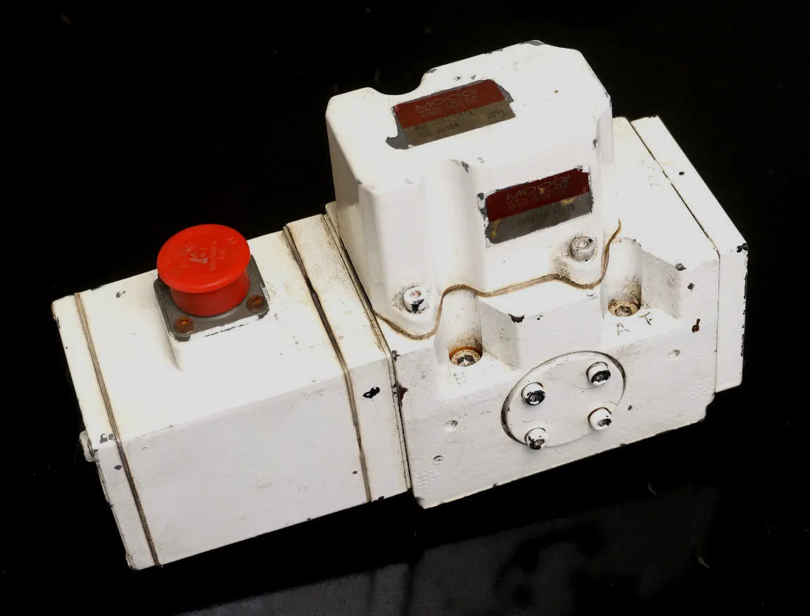 PARTS ONLY MOOG MODEL: J661-040A SERVO VALVE J661040A