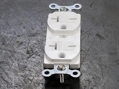 20A 250V Duplex Receptacle White (Box of 77)